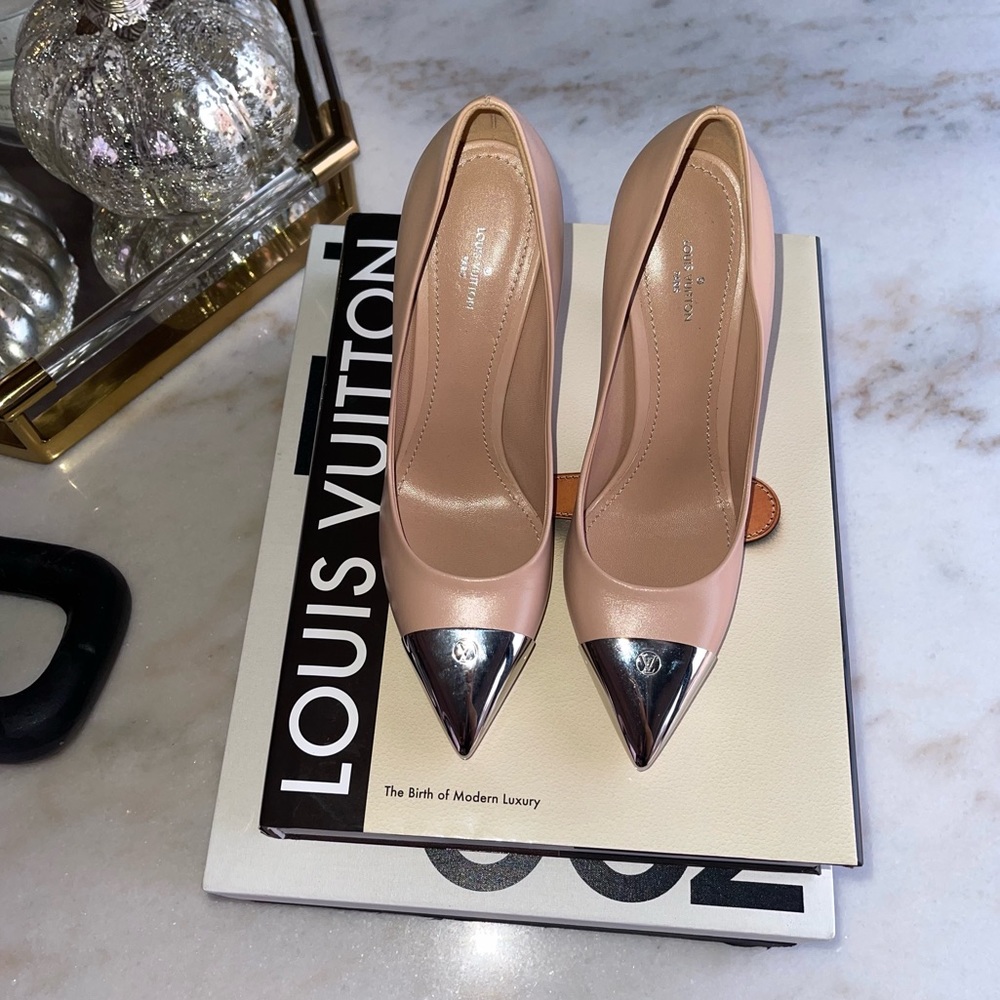 New Louis Vuitton Merry Go Round Metal Cap Pump in Nude - Picture 4 of 17